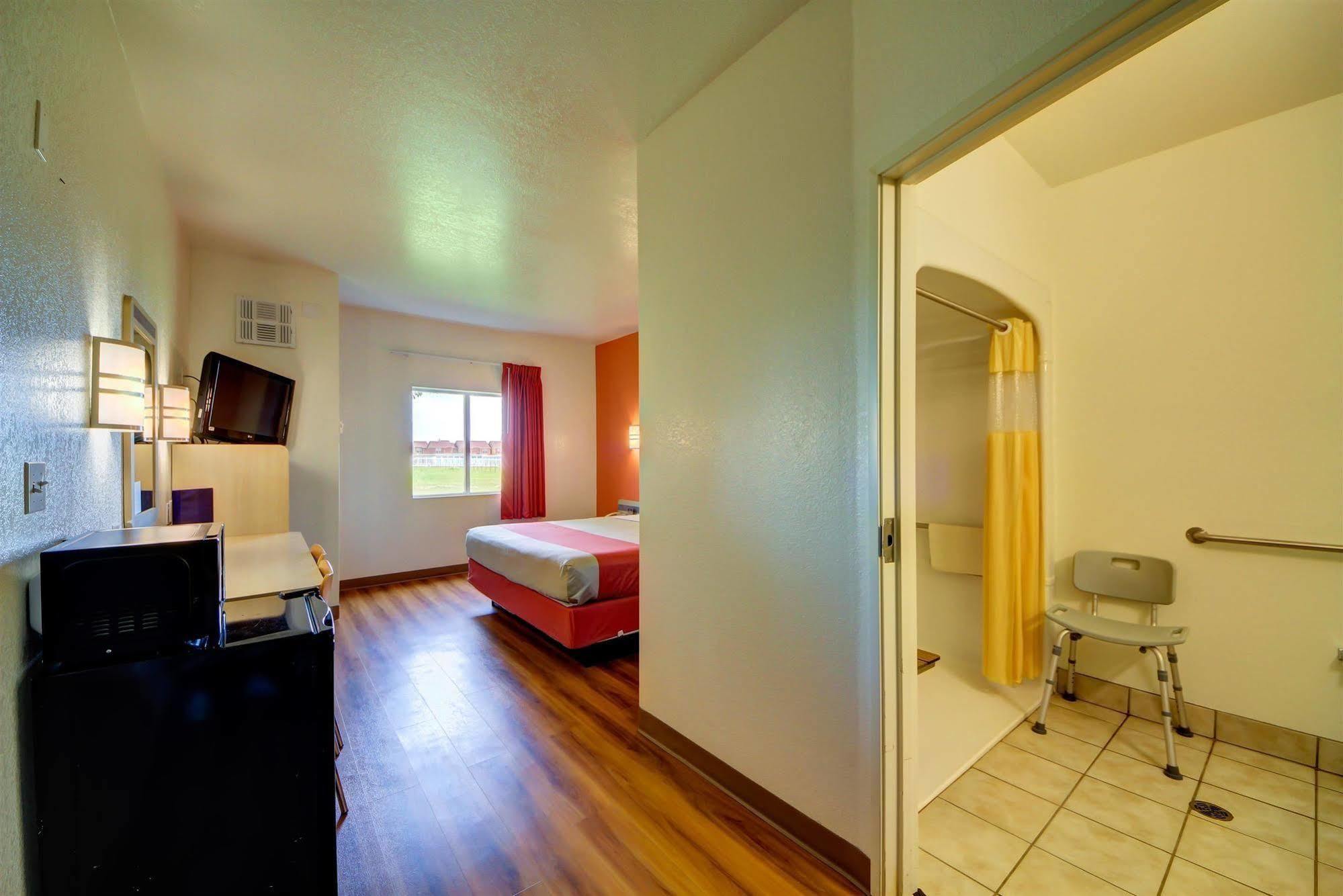 6-el Reno, Ok Hotel 2*