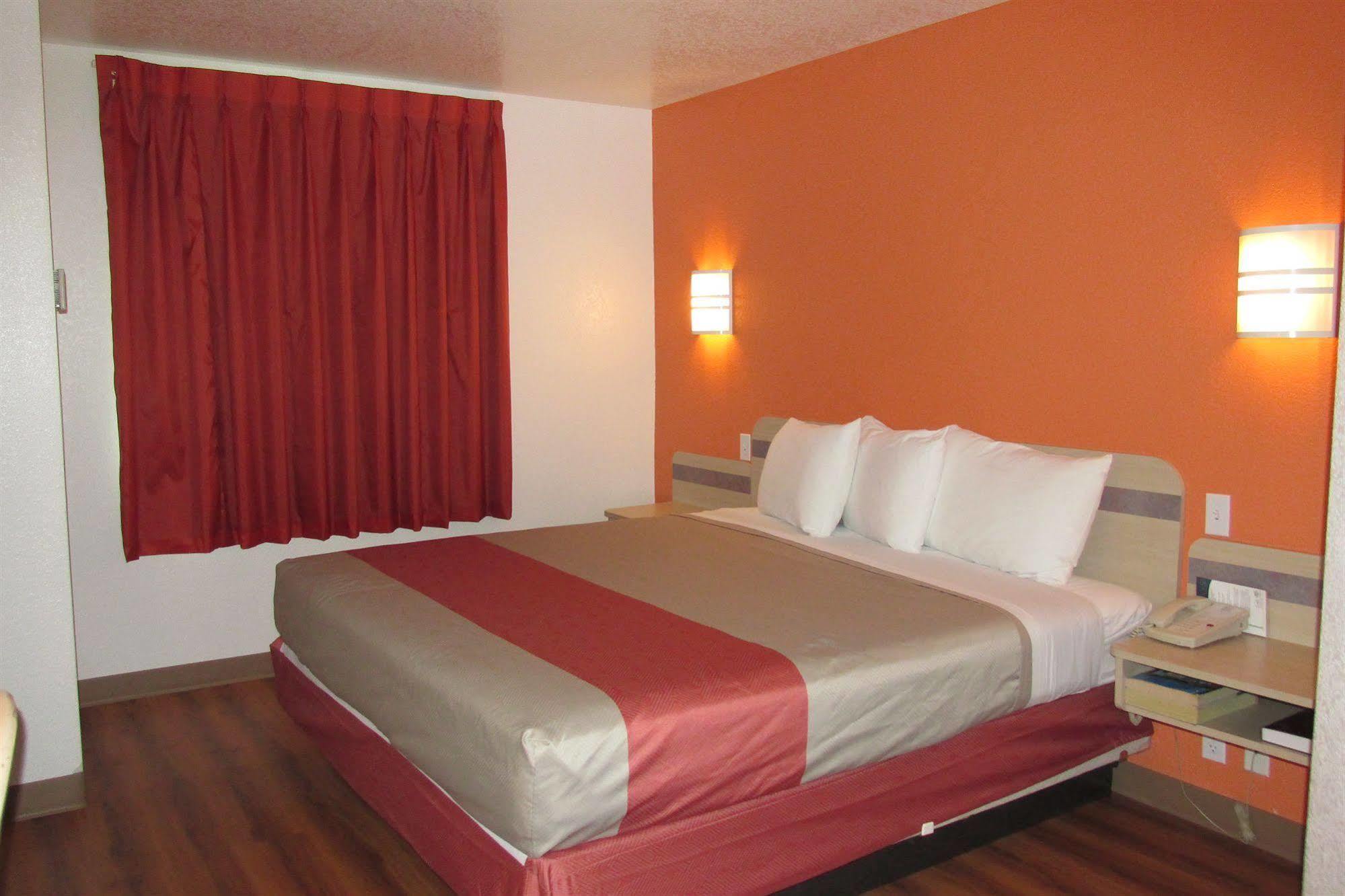 6-el Reno, Ok Hotel 2*